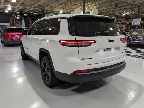 Used 2022 Jeep Grand Cherokee L Limited w/ Black Appearance Package AWD/4WD image 10