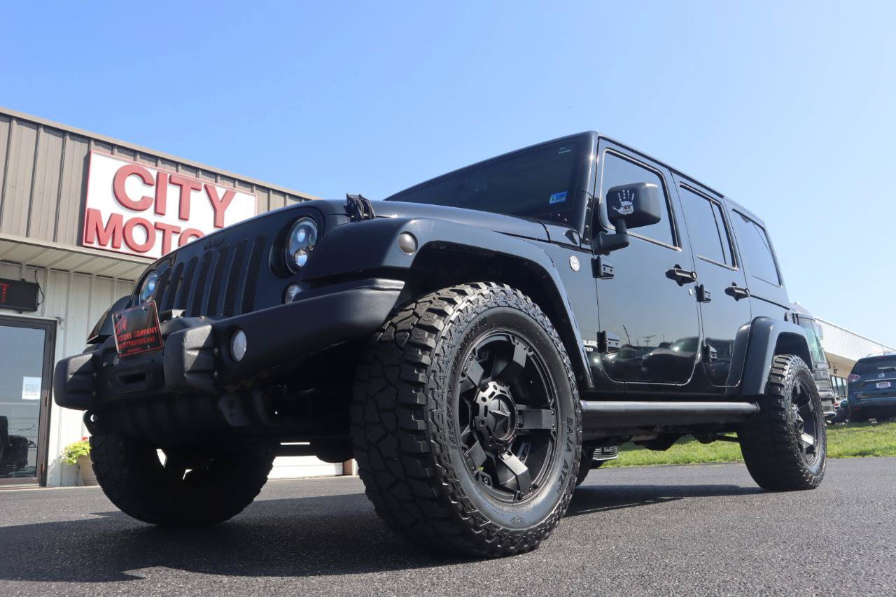 Used 2015 Jeep Wrangler Unlimited Sahara w/ Connectivity Group AWD/4WD image 16
