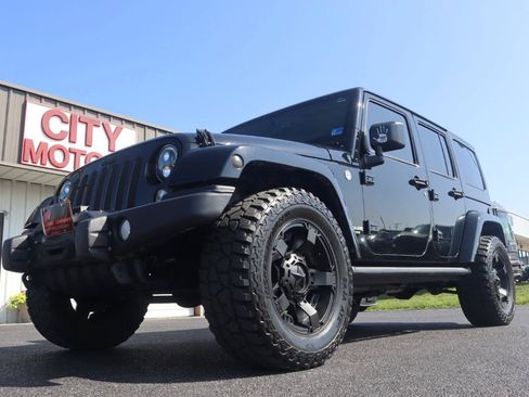 Used 2015 Jeep Wrangler Unlimited Sahara w/ Connectivity Group AWD/4WD image 16