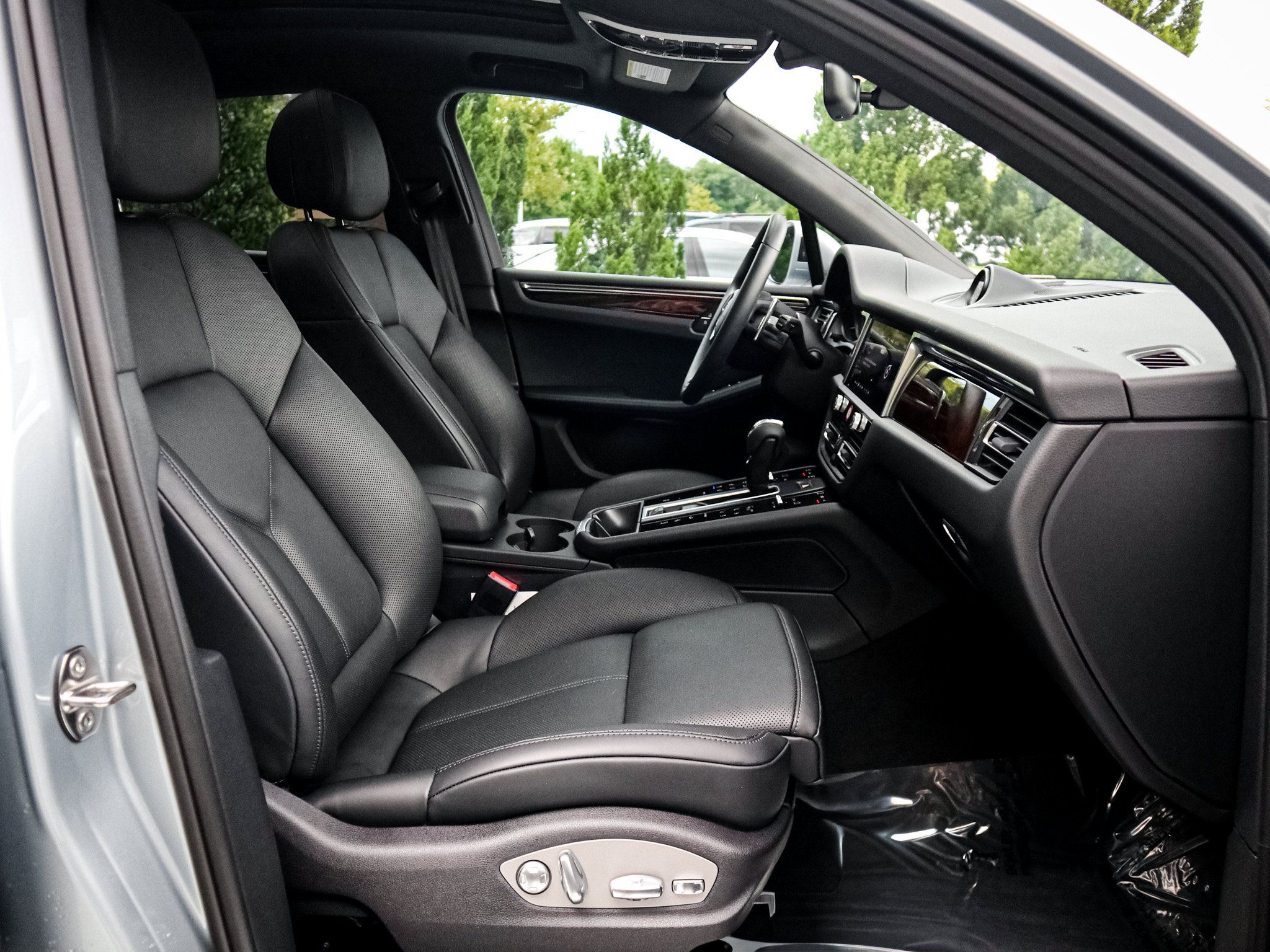 Used 2026 Porsche Macan w/ Premium Package Plus AWD/4WD image 33
