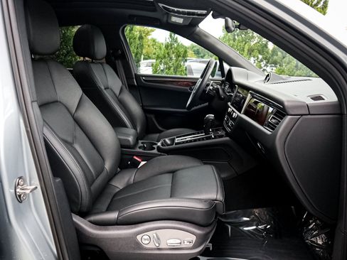Used 2026 Porsche Macan w/ Premium Package Plus AWD/4WD image 33