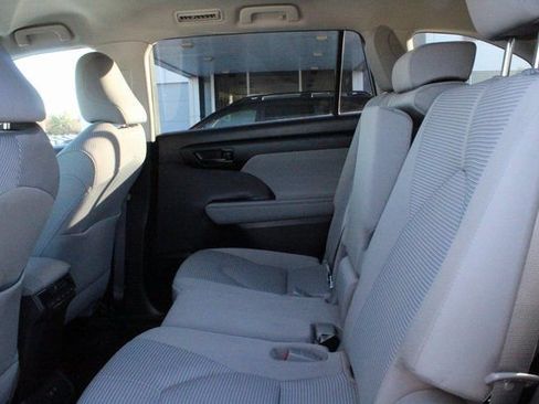 Used 2021 Toyota Highlander LE image 13