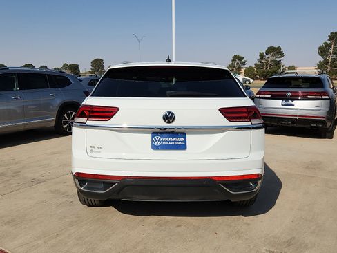 Used 2021 Volkswagen Atlas Cross Sport SE w/ 20" Black Wheels Package image 6