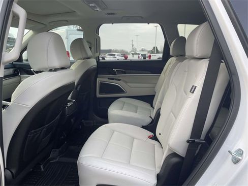 Used 2025 Kia Telluride EX w/ EX Captain's Chair Package image 11