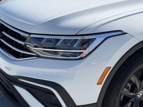 Certified 2024 Volkswagen Tiguan SE image 8