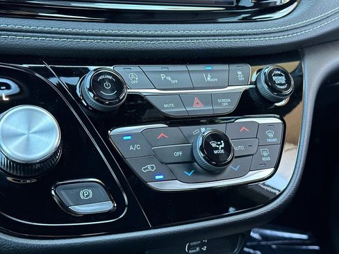 New 2027 Chrysler Pacifica Select FWD image 20