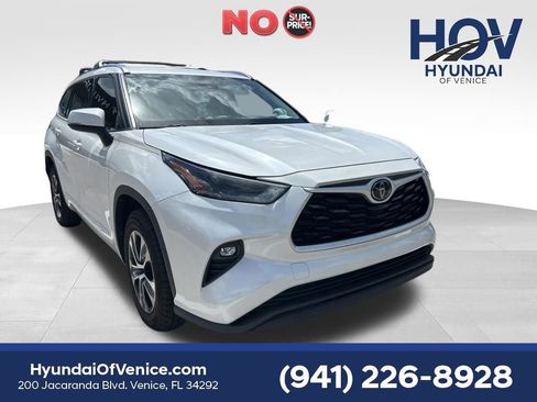 Used 2021 Toyota Highlander XLE FWD image 1