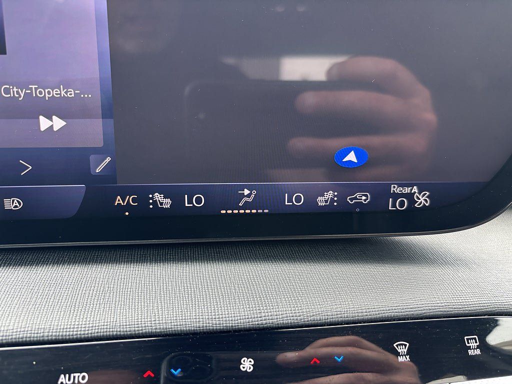 Used 2025 Buick Enclave Preferred AWD/4WD image 15