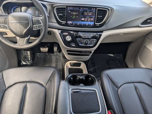 Used 2023 Chrysler Pacifica Touring-L FWD image 18