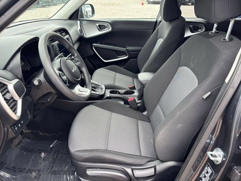 Used 2025 Kia Soul LX w/ LX Technology Package FWD image 25