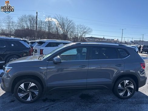 Used 2024 Volkswagen Taos SE w/ Taos Adventure Package image 4