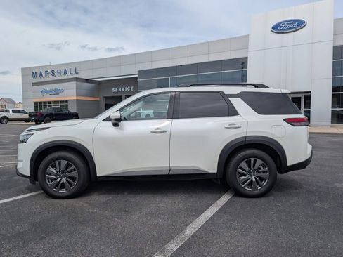 Used 2024 Nissan Pathfinder SV w/ SV Premium Package image 2