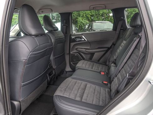 New 2025 Mitsubishi Outlander AWD image 25