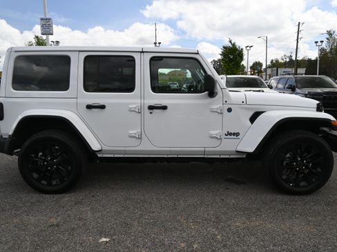 Used 2025 Jeep Wrangler Sahara w/ Safety Group image 11