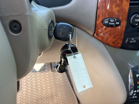 Used 2008 Toyota Sienna XLE FWD image 32