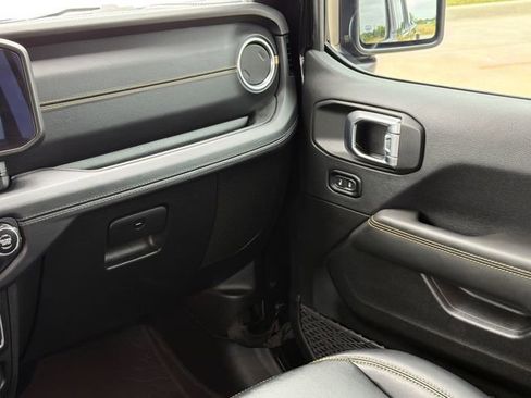 Used 2025 Jeep Gladiator Sport AWD/4WD image 15