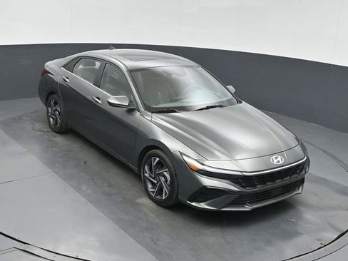 Used 2025 Hyundai Elantra SEL image 37