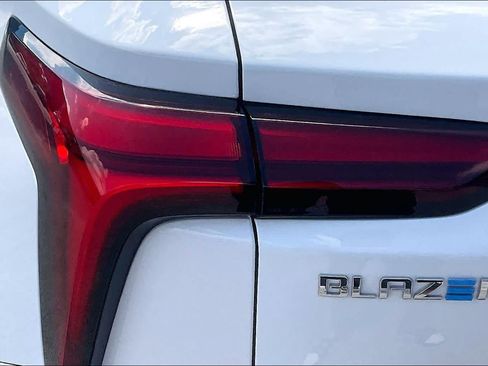 Used 2025 Chevrolet Blazer EV LT AWD/4WD image 27
