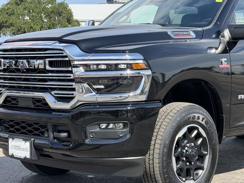 Used 2025 RAM 2500 Laramie AWD/4WD image 9