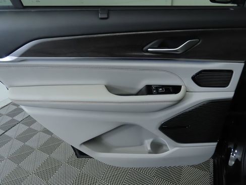 Used 2021 Jeep Grand Cherokee L Overland w/ Luxury Tech Group IV image 28