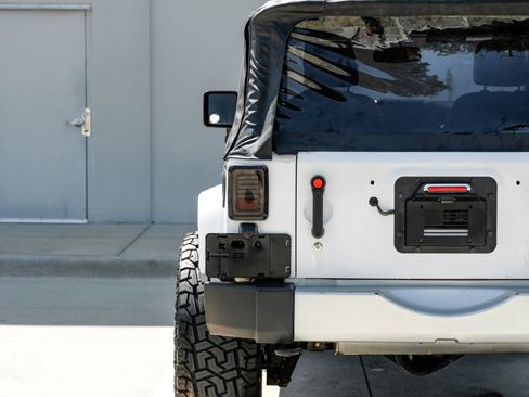 Used 2015 Jeep Wrangler Sahara AWD/4WD image 38
