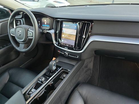 Used 2025 Volvo S60 B5 Core image 10