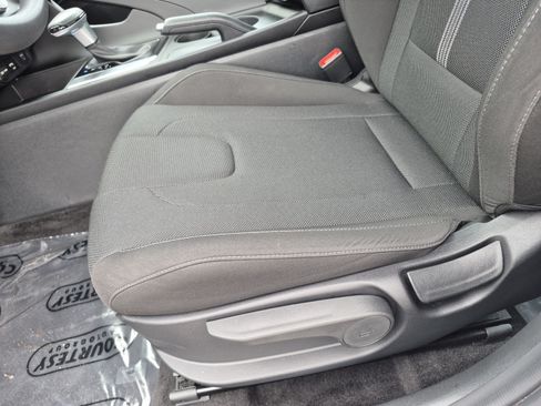 Used 2025 Hyundai Elantra SE FWD image 19