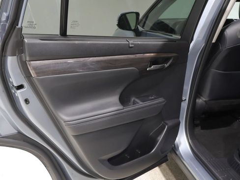 Used 2023 Toyota Highlander Limited AWD/4WD image 20