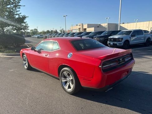 Used 2021 Dodge Challenger SXT w/ Driver Convenience Group RWD image 4