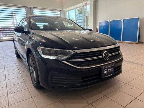 Certified 2023 Volkswagen Jetta SE FWD image 1