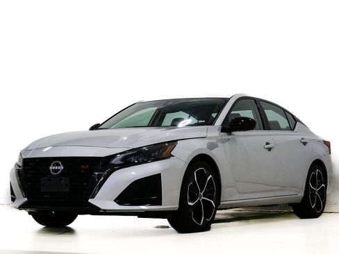 Used 2024 Nissan Altima 2.5 SR image 3