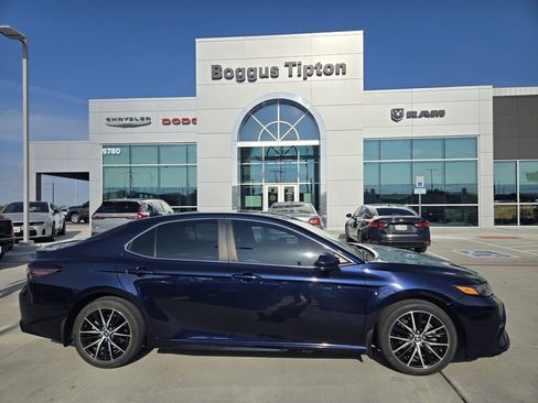 Used 2021 Toyota Camry SE image 2