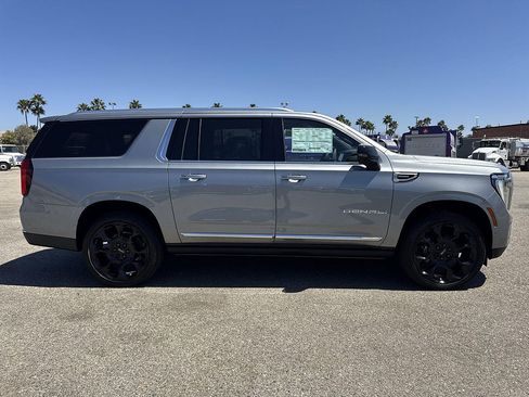 New 2026 GMC Yukon XL Denali w/ Denali Reserve Package AWD/4WD image 3
