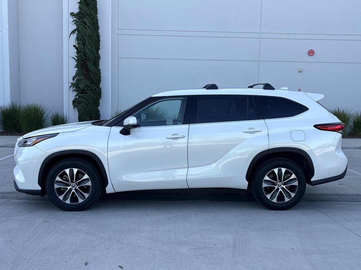 Used 2020 Toyota Highlander XLE FWD image 3