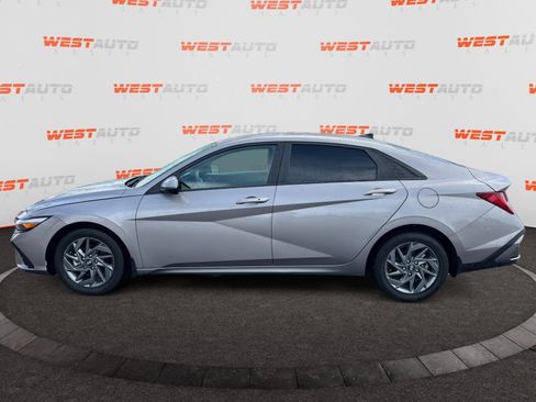 Used 2024 Hyundai Elantra Blue image 2