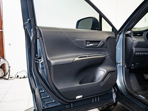 Used 2023 Toyota Venza Limited image 25