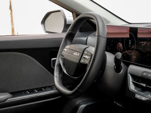 Used 2025 Kia K4 EX image 12