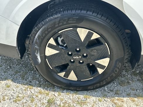 Used 2026 Kia Carnival LXS FWD image 16