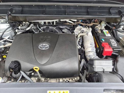 Used 2020 Toyota Highlander LE FWD image 23