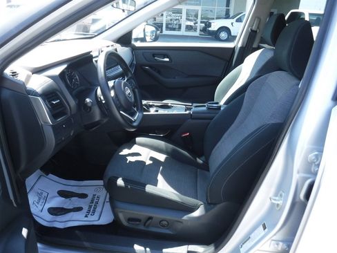 Used 2023 Nissan Rogue SV FWD image 11