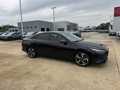 Used 2023 Hyundai Elantra SEL w/ Convenience Package FWD image 13