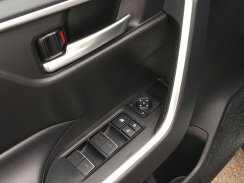Used 2025 Toyota RAV4 XLE AWD/4WD image 18