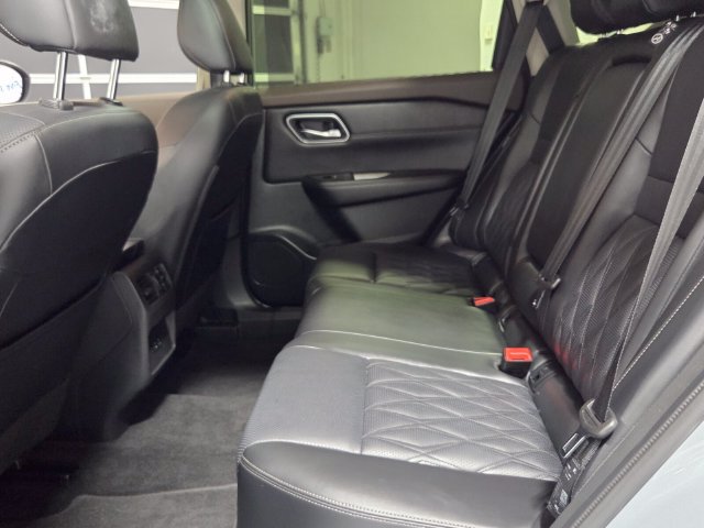 Used 2023 Nissan Rogue Platinum FWD image 6