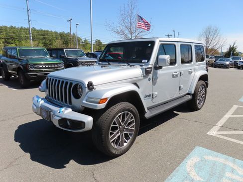 Used 2023 Jeep Wrangler Unlimited Sahara AWD/4WD image 3