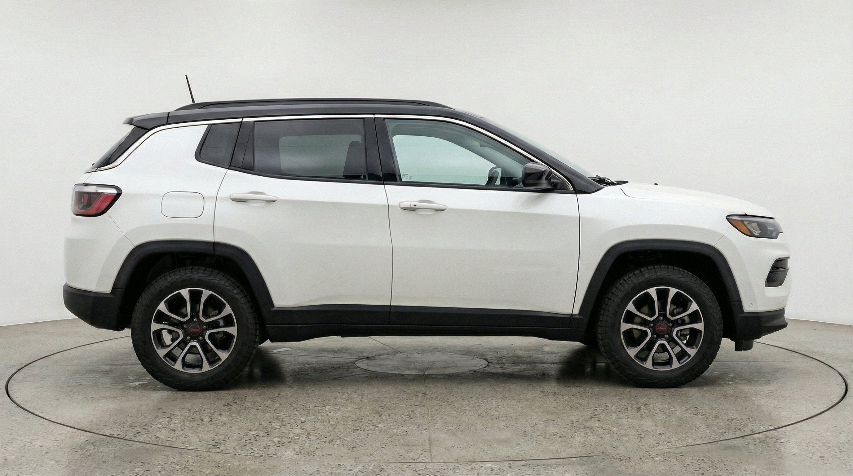 Used 2025 Jeep Compass Trailhawk AWD/4WD image 10