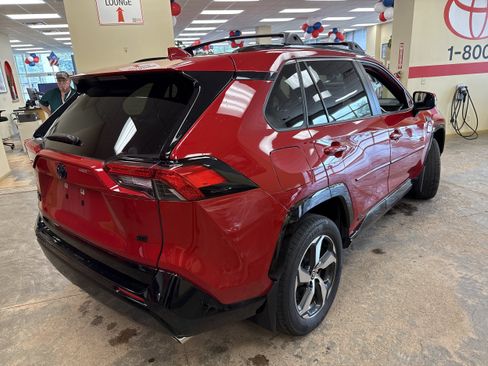 Used 2024 Toyota RAV4 SE w/ Weather & Moonroof Package AWD/4WD image 10