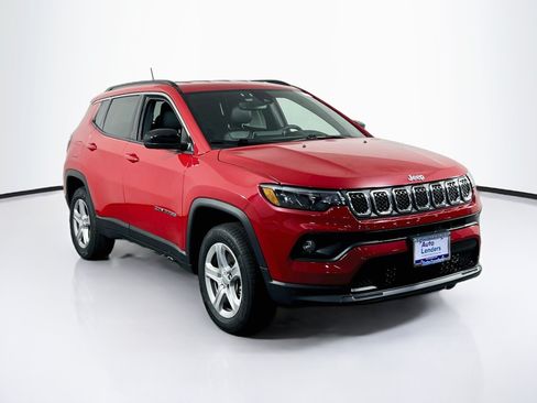 Used 2023 Jeep Compass Latitude w/ Convenience Group AWD/4WD image 3