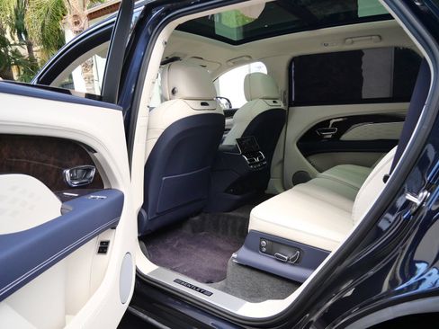 Used 2023 Bentley Bentayga Extended Wheelbase AWD/4WD image 18