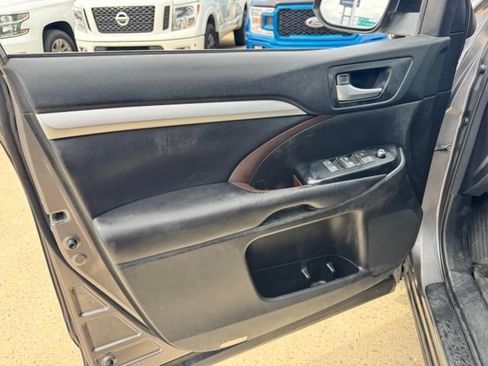 Used 2018 Toyota Highlander XLE w/ Protection Package #3 AWD/4WD image 24