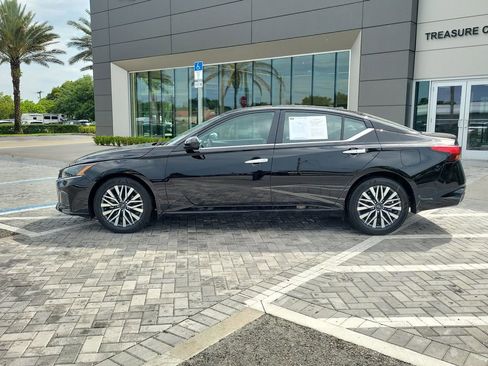 Used 2025 Nissan Altima 2.5 SV w/ SV Premium Package FWD image 2